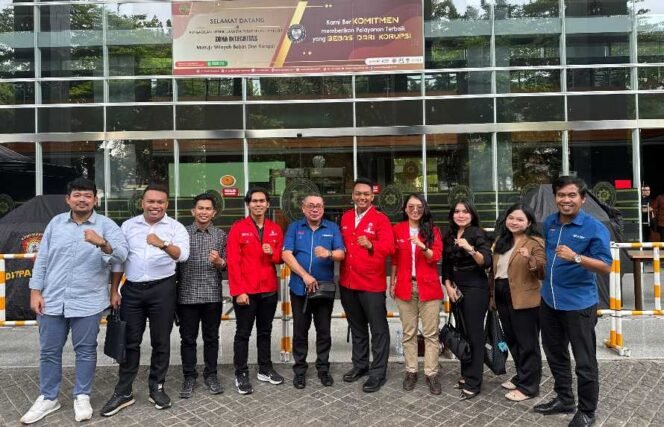 
					Tim Kuasa Hukum DPP GMNI dan Beberapa Pengurus DPP GMNI usai melayangkan Upaya Hukum Banding atas Putusan Pengadilan Negeri Jakarta Pusat Nomor 115/Pdt.G/2025/PN Jkt.Pst (Ist)/MARHAEN.ID.