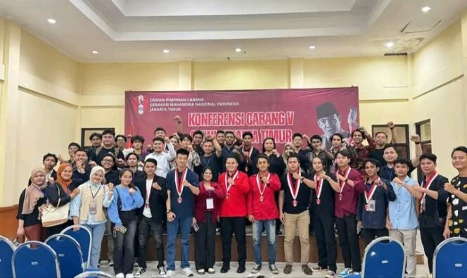 
					Foto: Efrem Elman Siarif Ndruru dan Noval Fahrizal Gunawan usai terpilih menjadi Ketua dan Sekretaris DPC GMNI Jaktim Periode 2025-2027 bersama Para Peserta Konfercab/MARHAEN.ID.