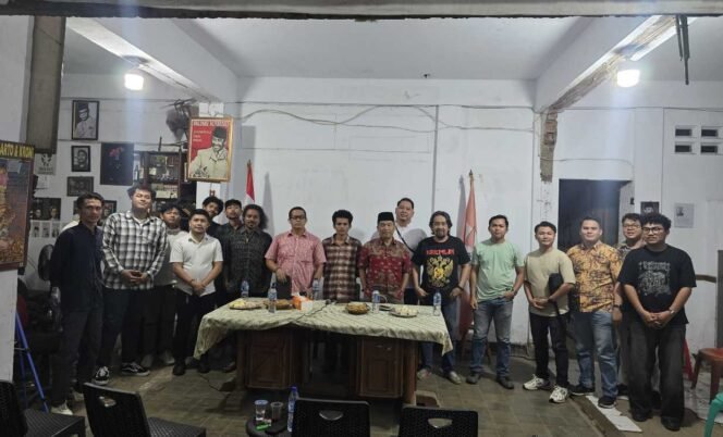 
					Foto: Panitia diskusi dari GMNI Jaksel bersama Para Pemateri usai kegiatan diskusi berlangsung dalam Pra Korfercab GMNI Jaksel, Kamis, (2/10/2025)/MARHAEN.ID.