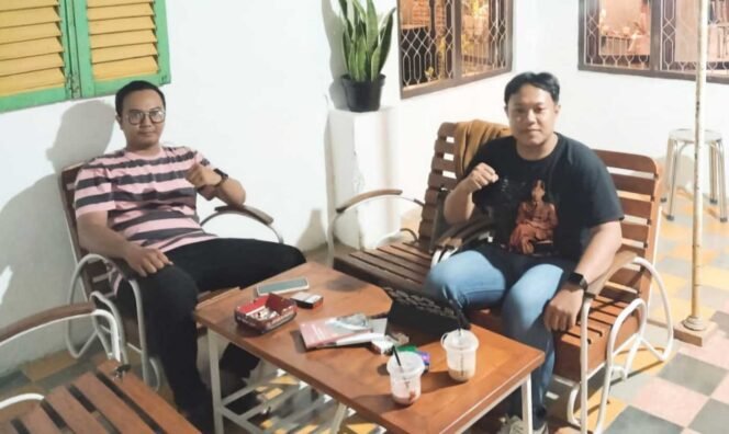 
					Bagus Adil, Bendahara PA GMNI Situbondo, Bagus Adil dan Ahmad Zainul Khofi, Ketua Forum Komunikasi Santri Situbondo saat melakukan pertemuan santai membahas kondisi demokrasi hari ini, Rabu (17/10/2025)/MARHAEN.ID.